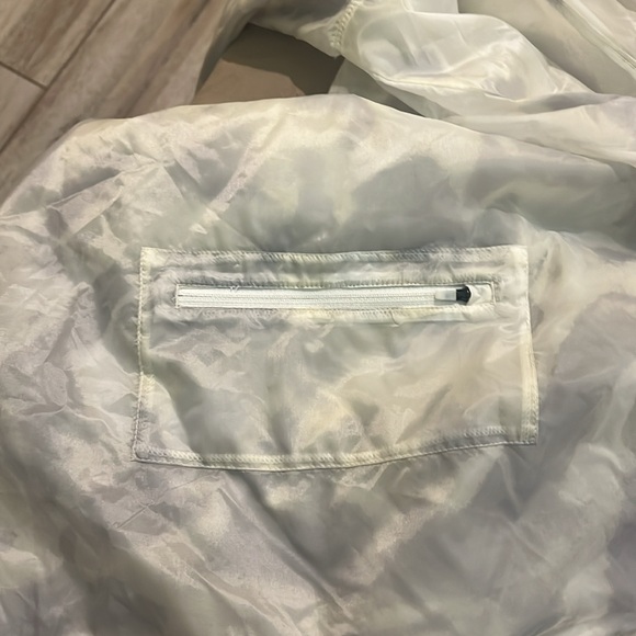 Wind breaker - Picture 3 of 3